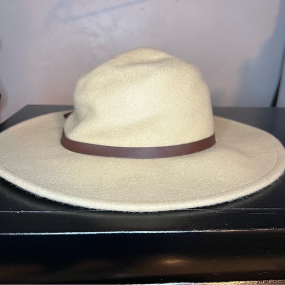 NWT Cream Color Wool Hat. By Universal Thread - Picture 2 of 3